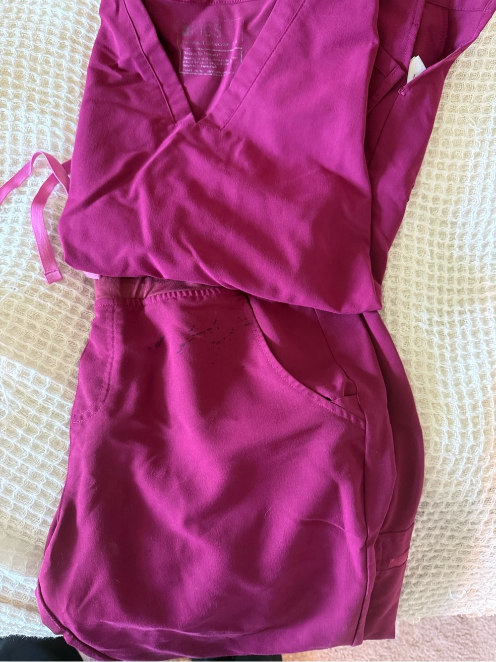 Women’s Figs scrubs jogger style bottom, two pocket scrub top